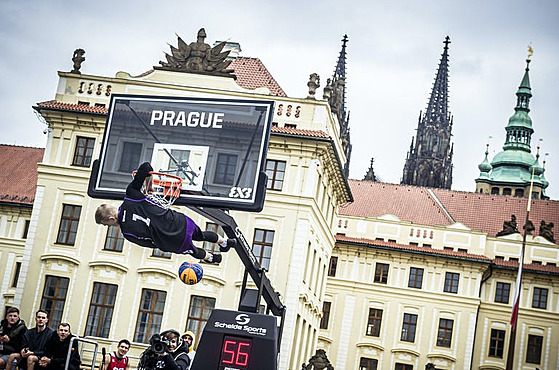 Polák Piotr Grabowski a jeho elbow in the rim dunk.