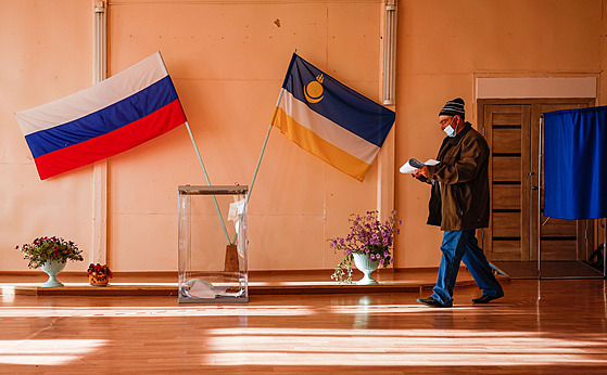 Rusové volí v parlamentních volbách, které jsou tentokrát třídenní. (19. září...