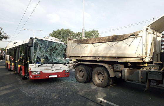 Nehoda trolejbusu a nákladního automobilu v Hradci Králové. (15. 9. 2021)
