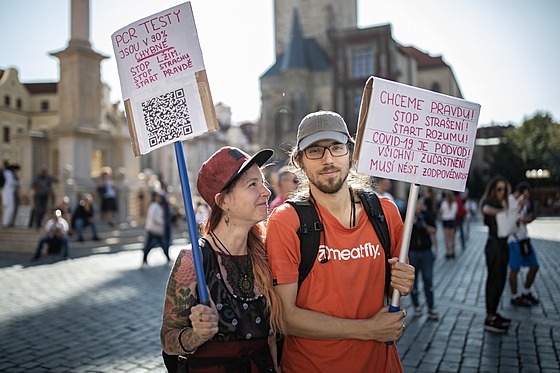 Demonstrace na Staroměstském náměstí v Praze proti nošení roušek a distanční...