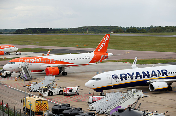 Rivalové na poli nízkonákladových letů Ryanair a EasyJet.