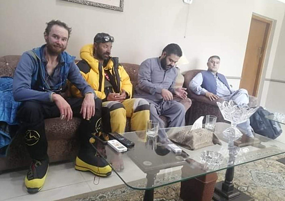 Dva etí horolezci, kteí uvázli na hoe Rakapoi v Pákistánu, jsou v bezpeí....