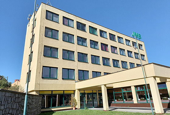 V bývalém sídle Jednoty v centru Moravských Budějovic jsou nyní obývaná „jen“...