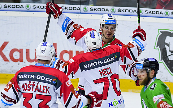 Jan Koálek, Marek Hecl a stelec pardubického gólu David Cienciala slaví v...