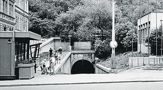 Vstup do tunel na projektu z roku 1953 a v 80. letech