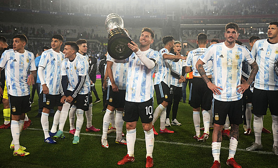 Lionel Messi a jeho argentintí spoluhrái si po utkání s Bolívií zapózovali s...