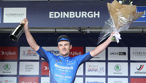 Belgický cyklista Yves Lampaert se raduje z triumfu v 7, etap závodu Kolem...