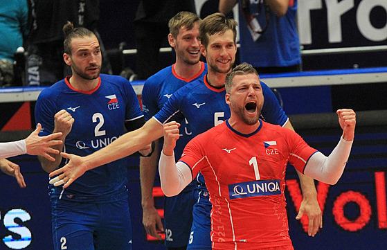eský volejbalový tým se raduje po vítzném míi v utkání s Francií.