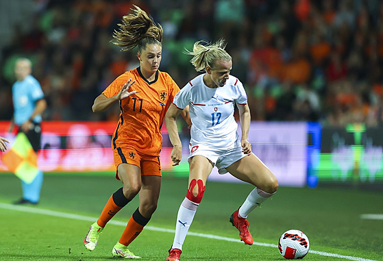 Nizozemská fotbalistka Lieke Martensová se pokouí obrat o mí eskou hráku...