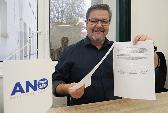  Jan Schiller za ANO drží v ruce podepsané memorandum o spolupráci mezi politickými hnutími ANO, ODS, a Spojenci pro kraj. (7.10. 2020)