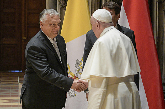 Papež František odsloužil mši v Maďarsku a setkal se s Orbánem. Odpoledne se přesouvá na Slovensko