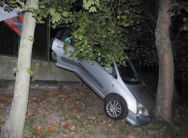 idi dvakrát usedl za volant opilý a havaroval.