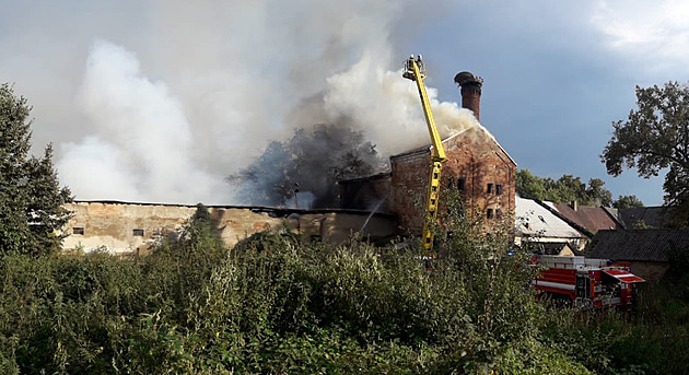 V Chlumci nad Cidlinou hořelo v bývalém Dřevotvaru. Škoda může být i milion