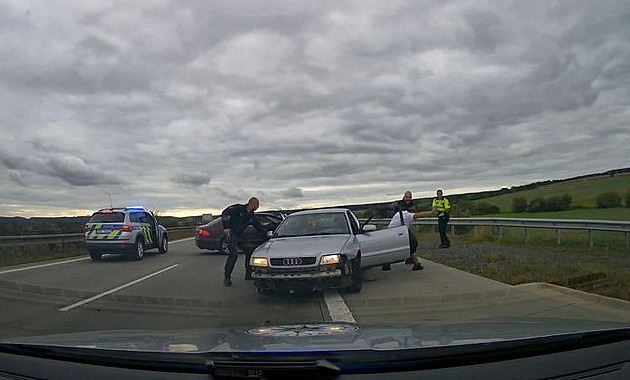 V pátek odpoledne pronásledovali policisté na Plzesku idie pod vlivem drog....