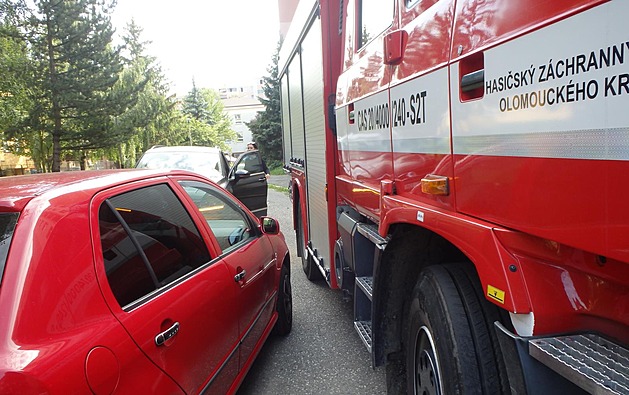 Auto v Plzni samo měří, jestli se hasiči protáhnou mezi zaparkovanými vozy