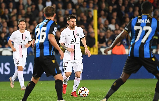ONLINE: Messi hraje s PSG v Bruggách, Milán otáčí s Liverpoolem. City vede