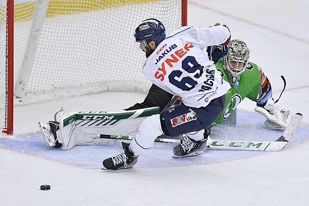 Kladno už není poslední, Kometa porazila Třinec, slaví i Sparta a Olomouc