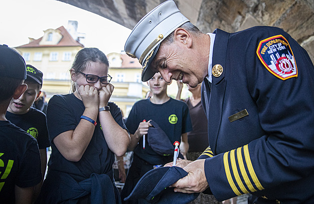 Pražští hasiči uctili oběti z 11. září. Český pomník newyorského kolegu dojal