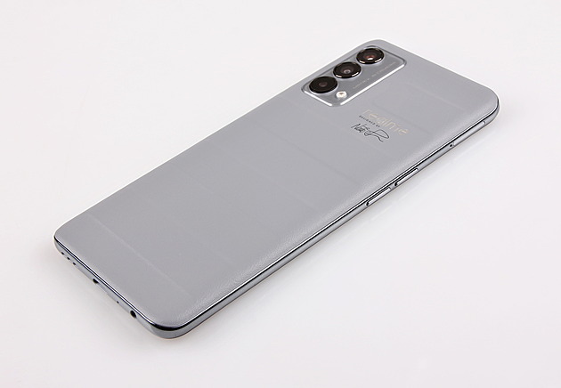 Co se vejde do smartphonového kufříku? Test Realme GT Master Edition