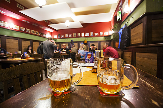Češi tržby nezachránili, pivo zdraží. Porovnali jsme ceny v pražských hospodách