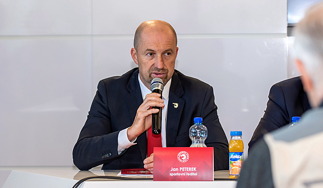 Kádr zásadně měnit nebudeme, kostra zůstane, říká třinecký ředitel Peterek