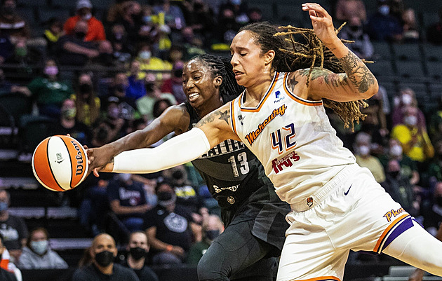 Z ruského vězení zpět do WNBA. Grinerová podepsala smlouvu s Phoenixem