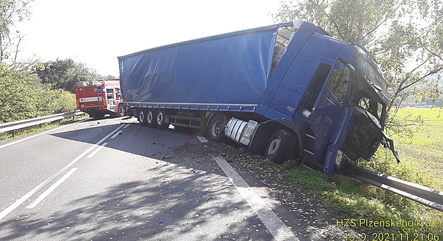 Váná nehoda na Plzesku. Mezi Nepomukem a Kasejovicemi zemel po sráce s...