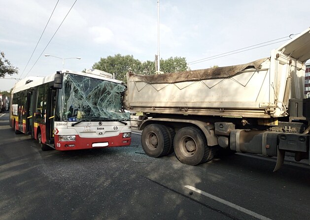 Nehoda trolejbusu a nákladního automobilu v Hradci Králové. (15. 9. 2021)