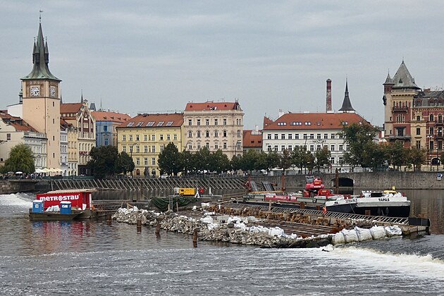 Oprava Staromstského jezu pokrauje. Jedná se o nejstarí jez v Praze. Byl zaloen u ve 13. století, tedy v dob, kdy Staré Msto a Malá Strana byly samostatnými msty. Tehdy mlo právo spravovat Vltavu jen Staré Msto. To nechalo vystavt mlýny (dom