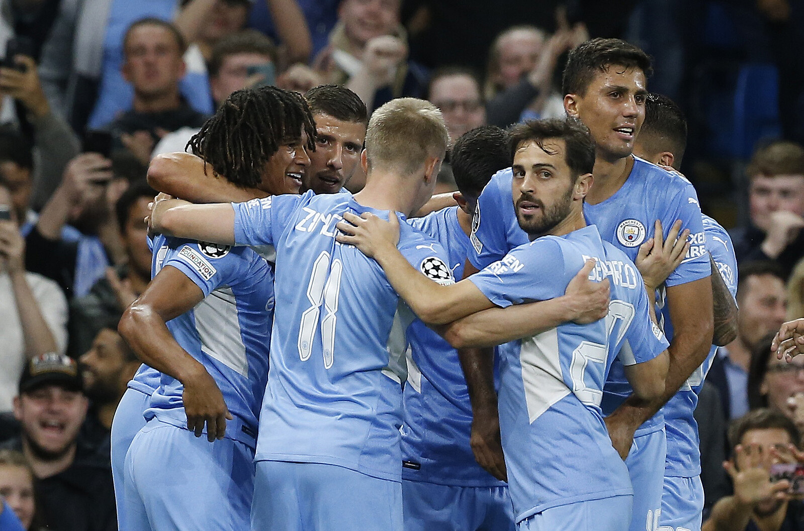 Fotbalisté Manchesteru City slaví gól v duelu s Lipskem.
