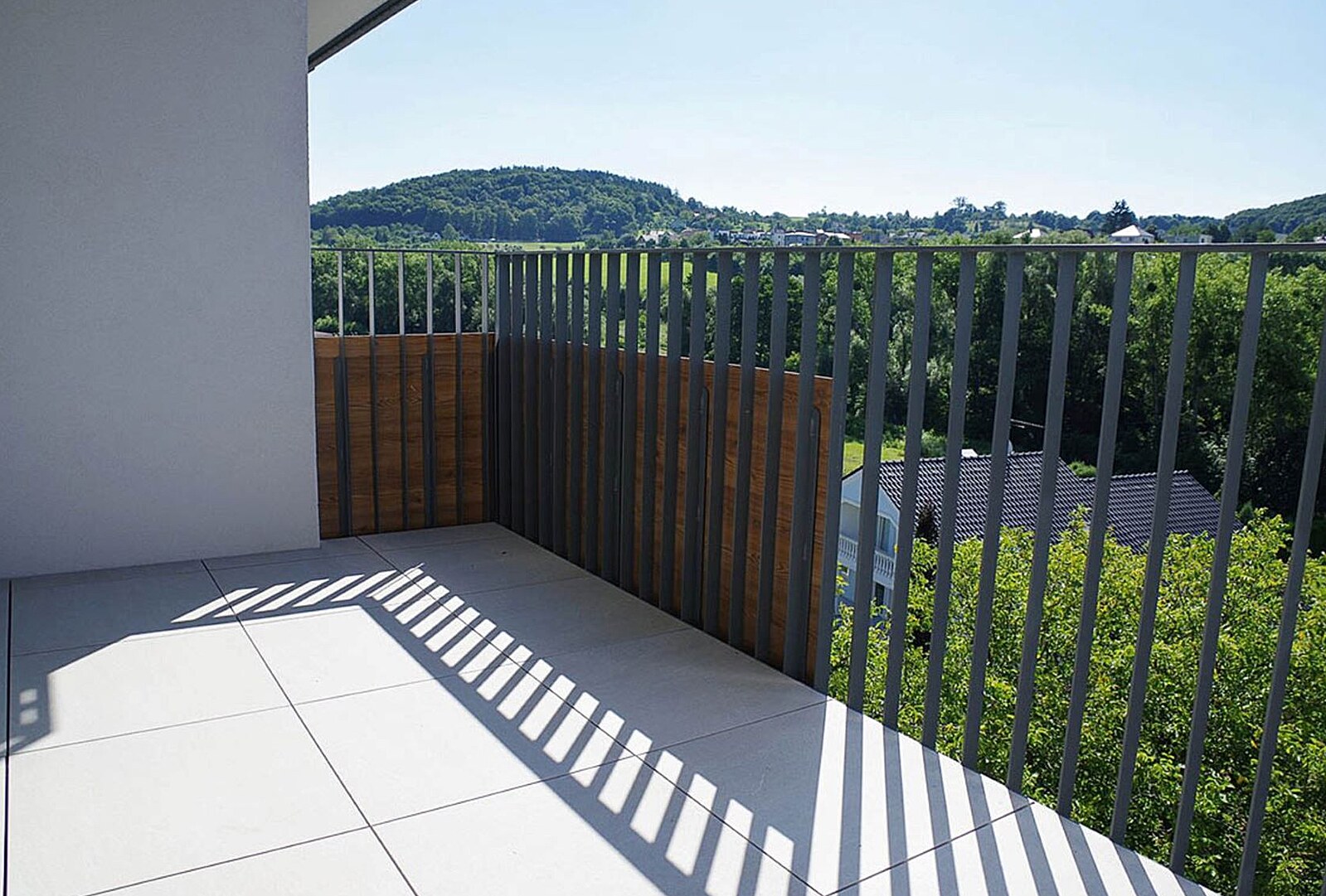 Dům, kde si všichni užívají relaxaci na velké terase a světlo v bytě