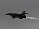 Večerní nácvik vystoupení řeckého Zeus Demo Teamu se strojem F-16 na Dnech NATO...