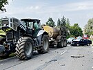 Na Beneovsku narazilo auto do traktoru. (11. záí 2021)