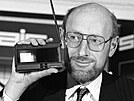 Clive Sinclair drí v ruce miniaturní televizi (1983)