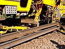 Stroj RUS 1000 S opravuje �elezni�n� tra� v Praze