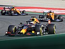 Max Verstappen ped obma vozy McLaren bhem kvalifikaního sprintu ped Velkou...