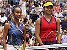 Kanaanka Leylah Fernandezová (vlevo) a Britka Emma Raducanuová ped finále US...