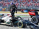 Lewis Hamilton vystupuje z pokozeného vozu po sráce s Maxem Verstappenem ve...