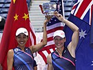 Samantha Stosurová (vpravo) a ang uaj slaví titul na US Open ve tyhe.