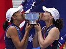 Samantha Stosurová (vpravo) a ang uaj slaví na US Open titul ve tyhe.