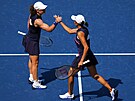 Samantha Stosurová (vlevo) a ang uaj ve finále tyhry na US Open