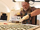 Odborníci čistí a zkoumají stovky stříbrných mincí nalezených na Vsetínsku.
