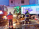 Srka dvou kamion uzavela hlavn komunikaci z Uherskho Brodu na Luhaovice.
