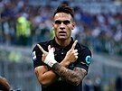 Argentinský forvard Interu Milán Lautaro Martínez oslavuje první gól svého...