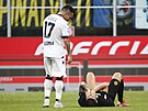 Zranný útoník Interu Milán Joaquin Correa leí na zemi. Z výky na nj kouká...