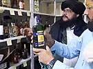 Tálibánci nali sklad plný alkoholu, nechybla ani eská Becherovka. (14. záí...