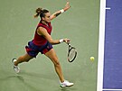 Bloruska Aryna Sabalenková dobíhá k forhendu v semifinále US Open.