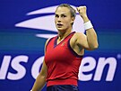Bloruska Aryna Sabalenková se hecuje v semifinále US Open.