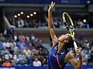 Kanaanka Leylah Fernandezová podává v semifinále US Open.