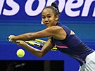 Kanaanka Leylah Fernandezová se natahuje po bekhendu v semifinále US Open.
